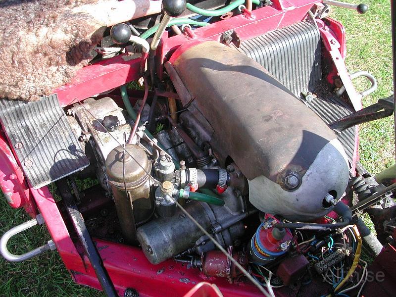 DOU209 13.jpg - Vid start måste man sticka in ett finger i mothuvens hål för att trycka på knappen på förgasaren för att pumpa fram bensinen och då startar den elektriska bensinpumpen.